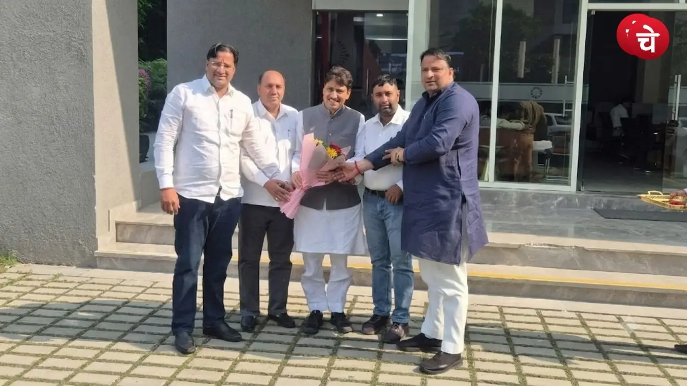 Satendra Sharma and other Congress leaders welcoming Congress MP Imran Masood in Noida